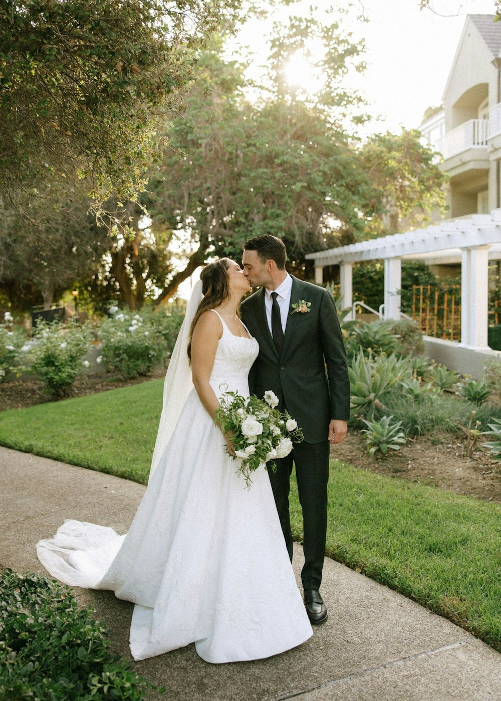 05 Couple Romantic Kiss Gardens at L Auberge Del Mar RW
